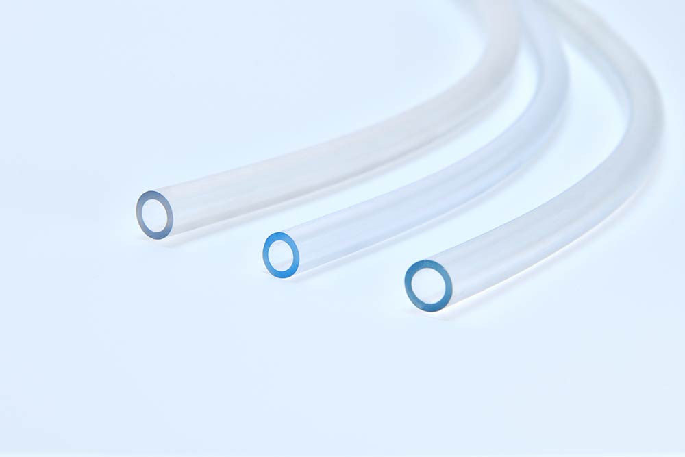 南亚医疗等级胶粒适用于EO灭菌医材产品，可押出及射出成型加工成IV输液管、输液管延长管、注射用输液管。